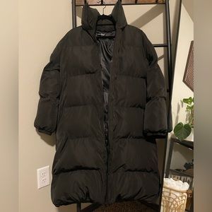 Black knee length zip up puffer coat - sz L